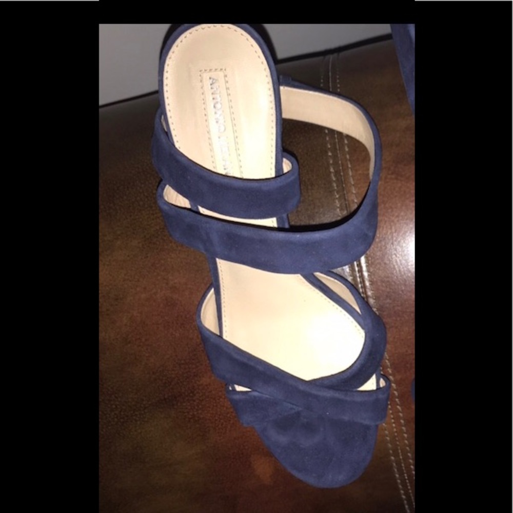 Antonio Melani beautiful navy leather heels - Picture 4 of 5